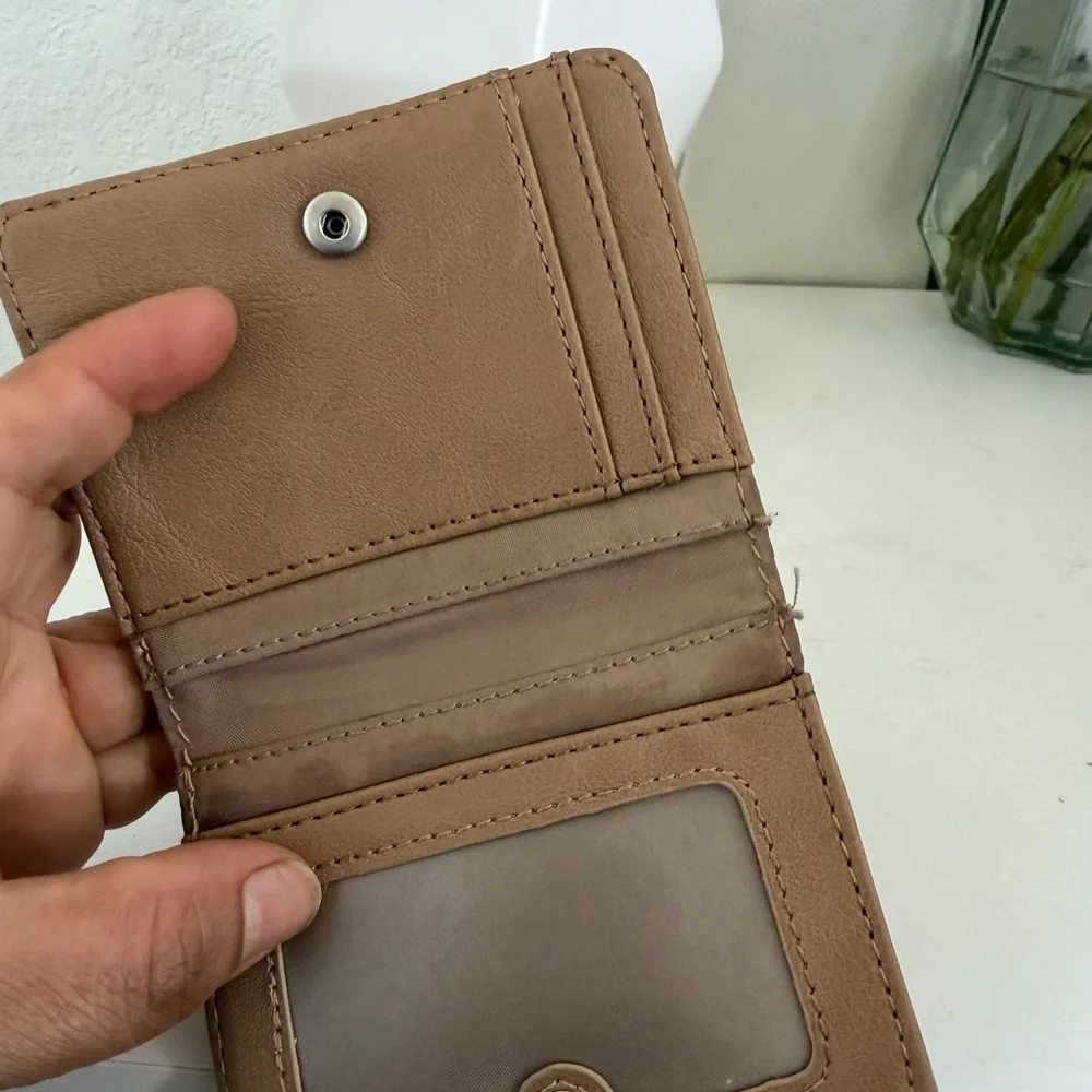 Relic Tri-Strip Leather Card Holder in Brown, Beige & Black